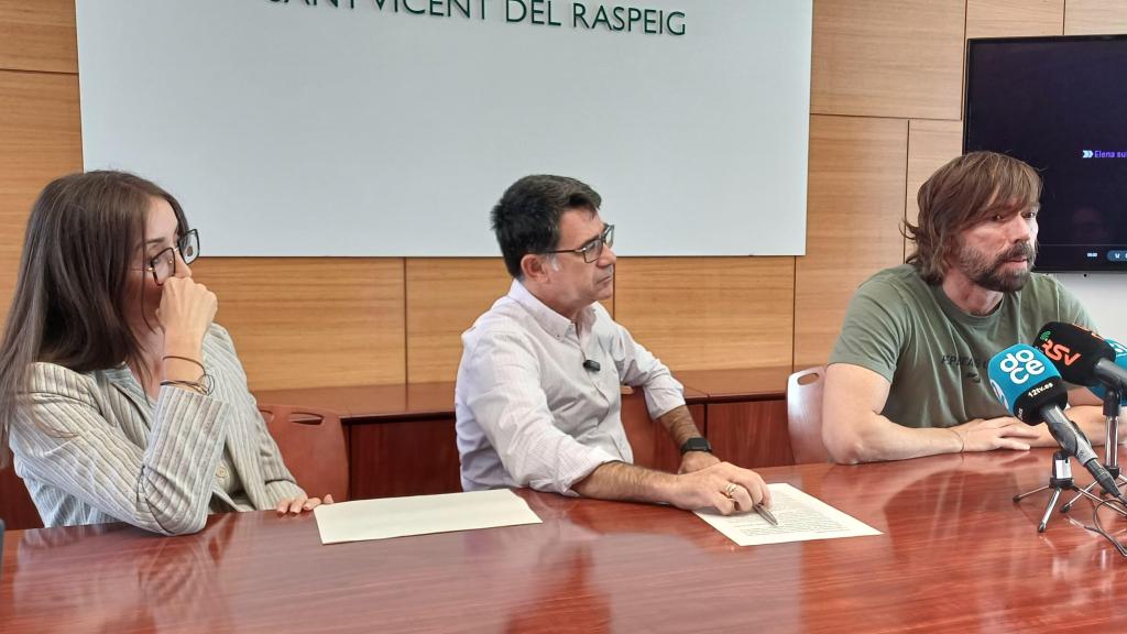 El cineasta David Valero, junto al alcalde de San Vicente del Raspeig, José Rafael Pascual y a la concejala de Derechos Sociales, Mariela Torregrosa.