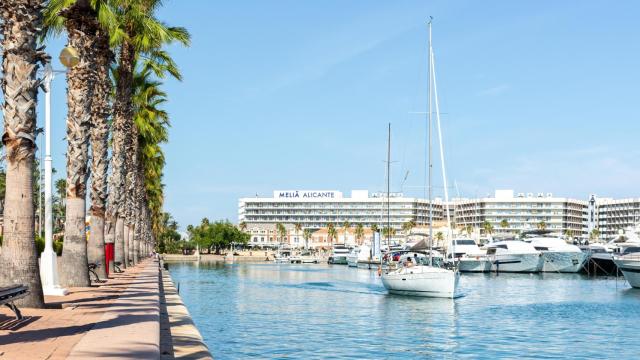 Paseo del puerto de Alicante.