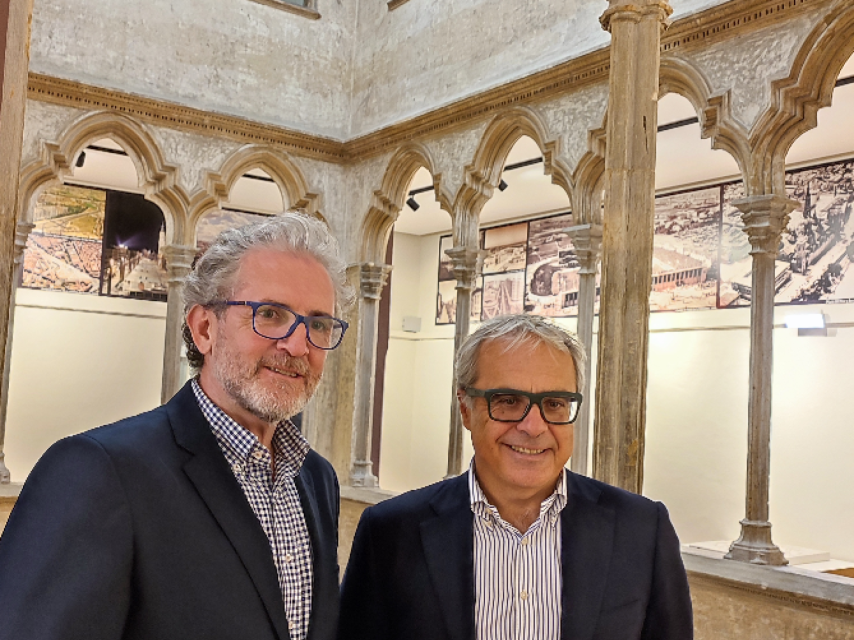 El decano del Colegio de Arquitectos, Carlos Turégano, y el gerente de Lara Oficinas, Sergio Lara en la presentación del fallo  en el COAA.