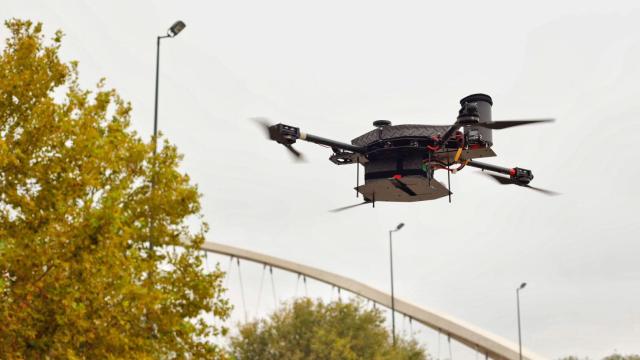 Tres drones sobrevuelan el río Ebro en Zaragoza.