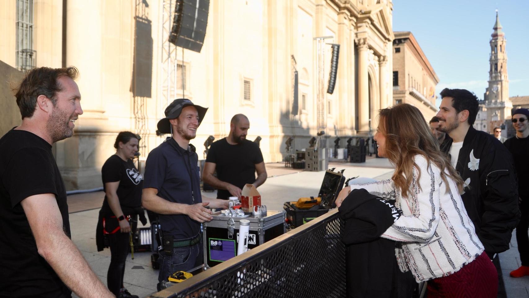 La alcaldesa de Zaragoza, Natalia Chueca, y el creador del Monumental Tour, Michael Canitrot, hablando con los técnicos.