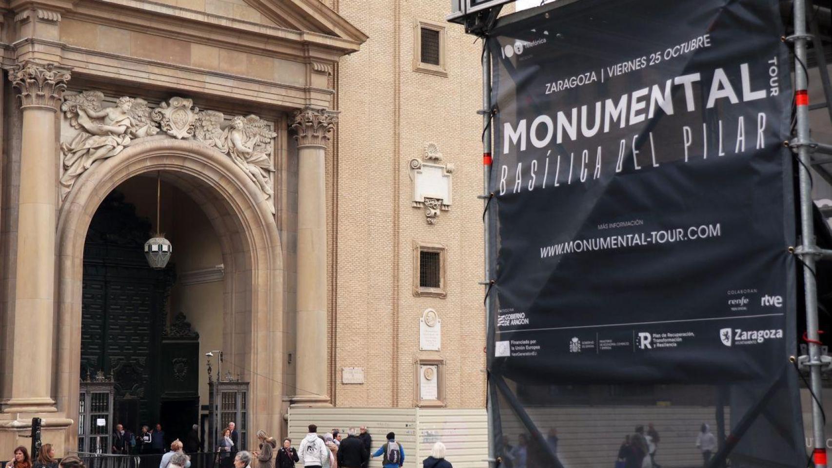 Cartel del Monumental Tour, en la plaza del Pilar de Zaragoza.