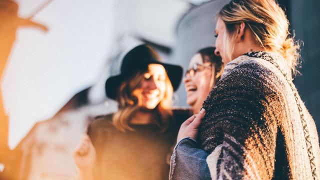 Un grupo de mujeres hablando.