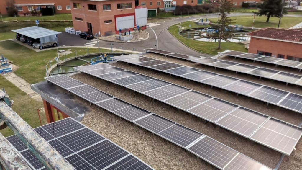 Placas solares instaladas en la ETAP de Palencia