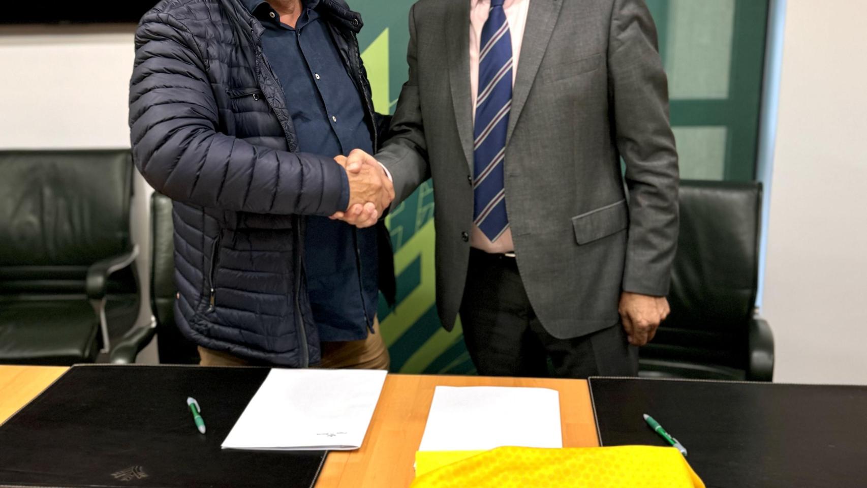 Firma del acuerdo de colaboración entre Caja Rural de Soria y el Club Balonmano Soria, este jueves