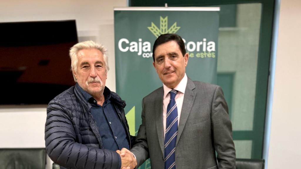 Firma del acuerdo de colaboración entre Caja Rural de Soria y el Club Balonmano Soria, este jueves