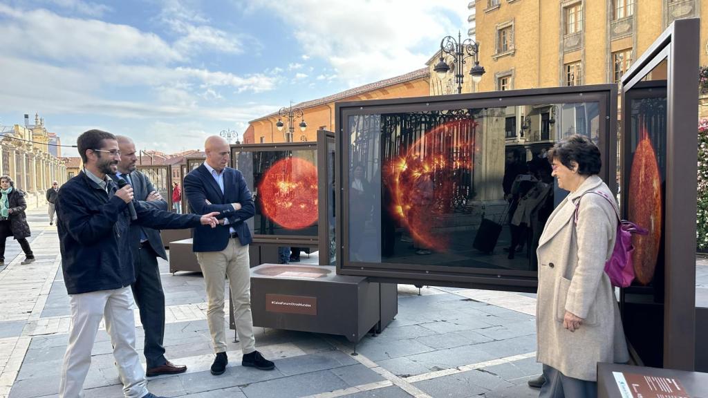 El alcalde de León, José Antonio Diez, durante la inauguración de la exposición, este viernes