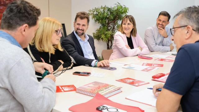 Reunión del secretario general del PSCyL, Luis Tudanca, con los convocantes de la manifestación por el futuro de León del próximo 10 de noviembre