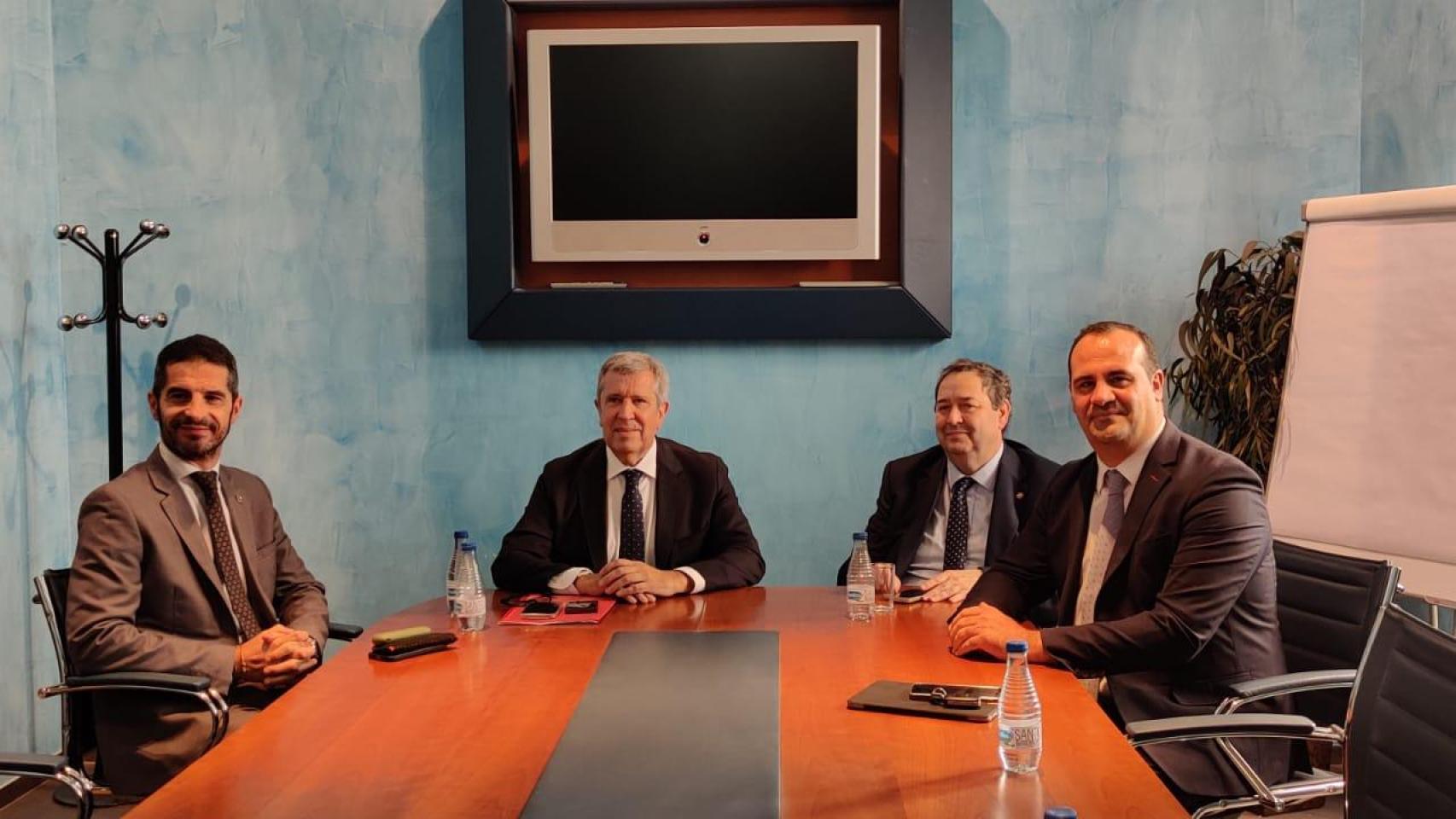 El alcalde de Santa Marta de Tormes, David Mingo, durante la visita al presidente de la Cámara de Comercio, Benjamín Crespo y al director General de Incyde España (Fundación del Instituto Cameral para la Creación y Desarrollo de la Empresa), Javier Collado