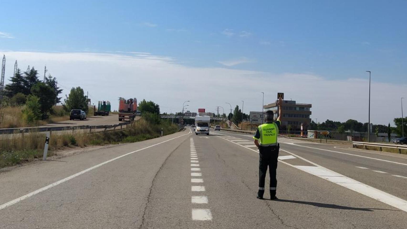 Imagen de archivo de un guardia civil en una carretera