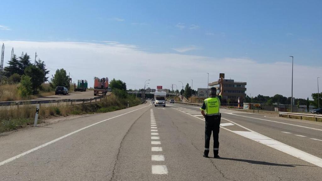 Imagen de archivo de un guardia civil en una carretera