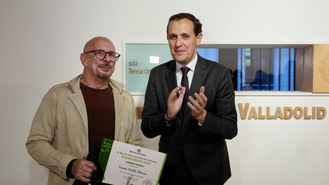 El presidente de la Diputación de Valladolid, Conrado Íscar, entrega el premio de la IX Bienal de Grabado Aguafuerte a Fernando Carballa, este jueves