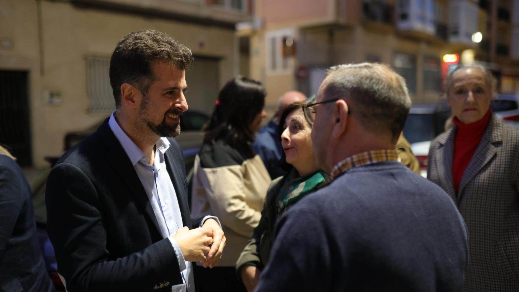 El secretario general del PSOE de Castilla y León, Luis Tudanca, durante su encuentro con militantes este jueves en Benavente