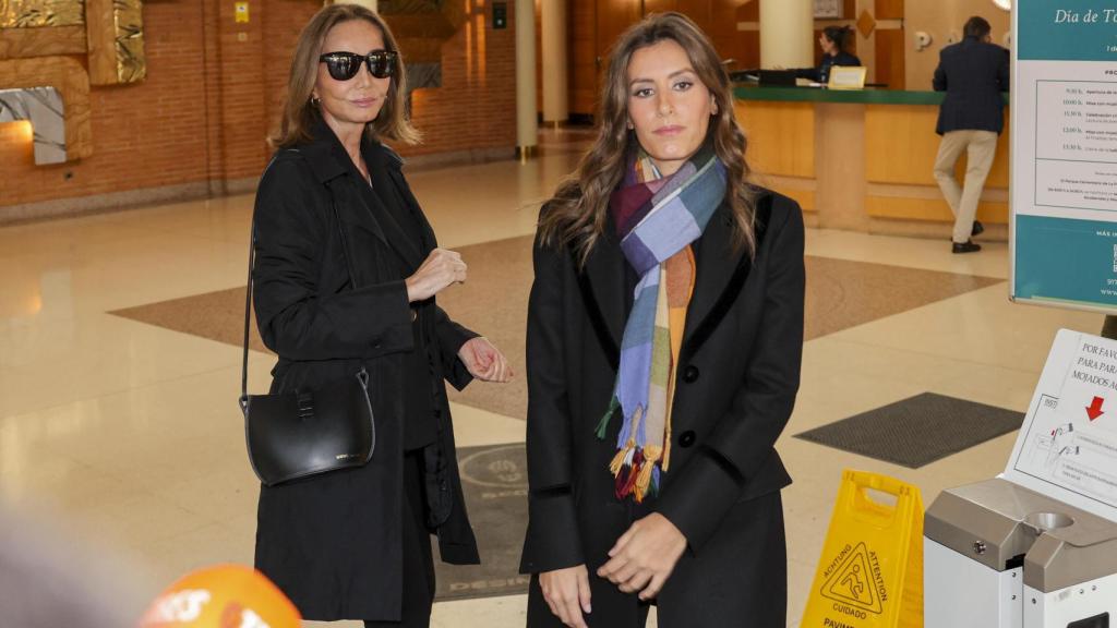 Ana Boyer, junto a su madre, Isabel Preysler, en octubre de 2023.