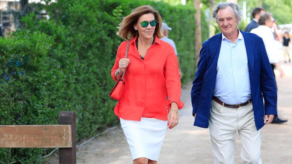 María Dolores de Cospedal e Ignacio López del Hierro en las calles de Madrid. Imagen de 2022.