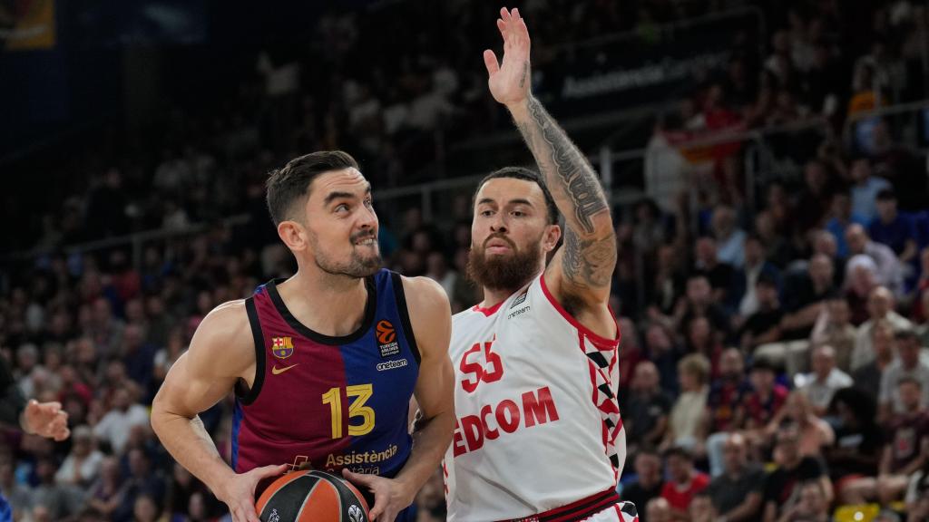 Tomáš Satoranský lucha un balón con Mike James.