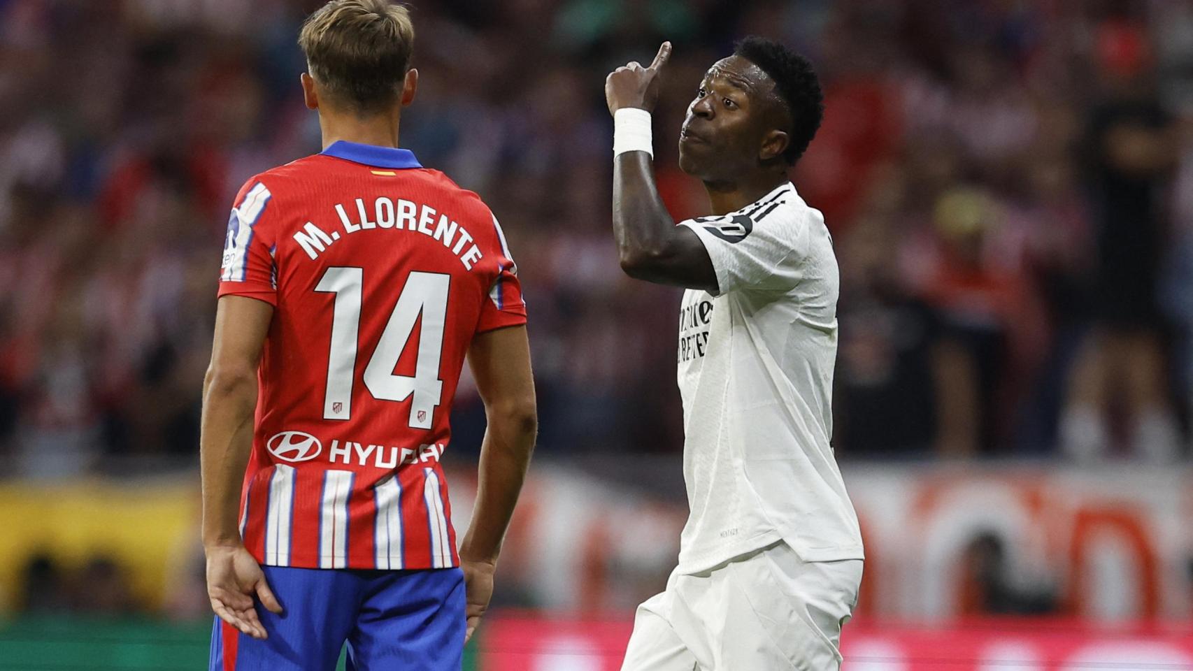 Vinicius, en una acción con Marcos Llorente en el derbi contra el Atlético de Madrid