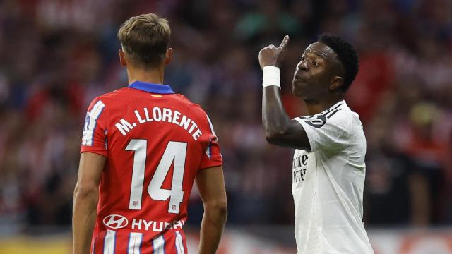 Vinicius, en una acción con Marcos Llorente en el derbi contra el Atlético de Madrid