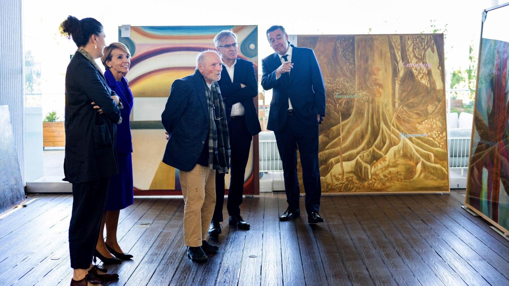 Los miembros del jurado, Lucía Casani, Patrizia Sandretto, Antonio López, Guillermo Solana y Miguel Zugaza, comentan algunas de las obras presentadas al 39 Premio BMW de Pintura