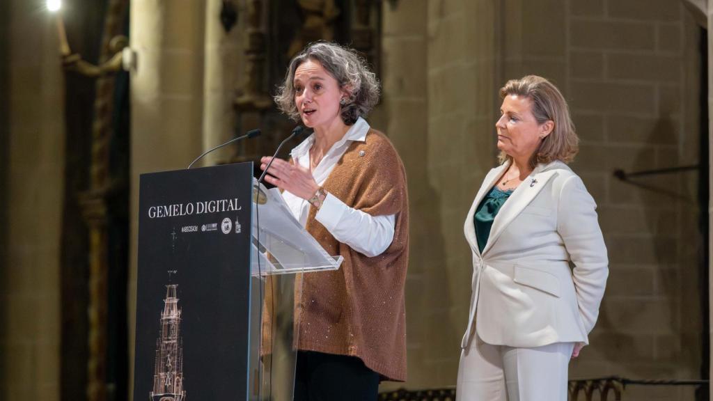 Paula Noriega (izda.) y Maite Aranda , durante la presentación del 'gemelo digital' de la Catedral de Toledo.