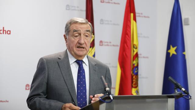 El fiscal superior de Castilla-La Mancha, Emilio Fernández, este jueves en rueda de prensa en las Cortes.