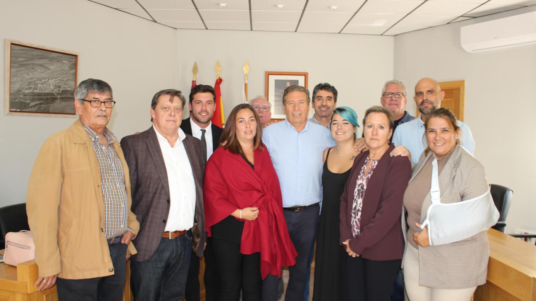 Ángel Sepúlveda, nuevo alcalde de Ontígola, junto a sus concejales y a los representantes del PSOE de Toledo.