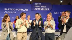 Juanma Moreno, en el centro, este jueves en Málaga junto a otros dirigentes del PP.