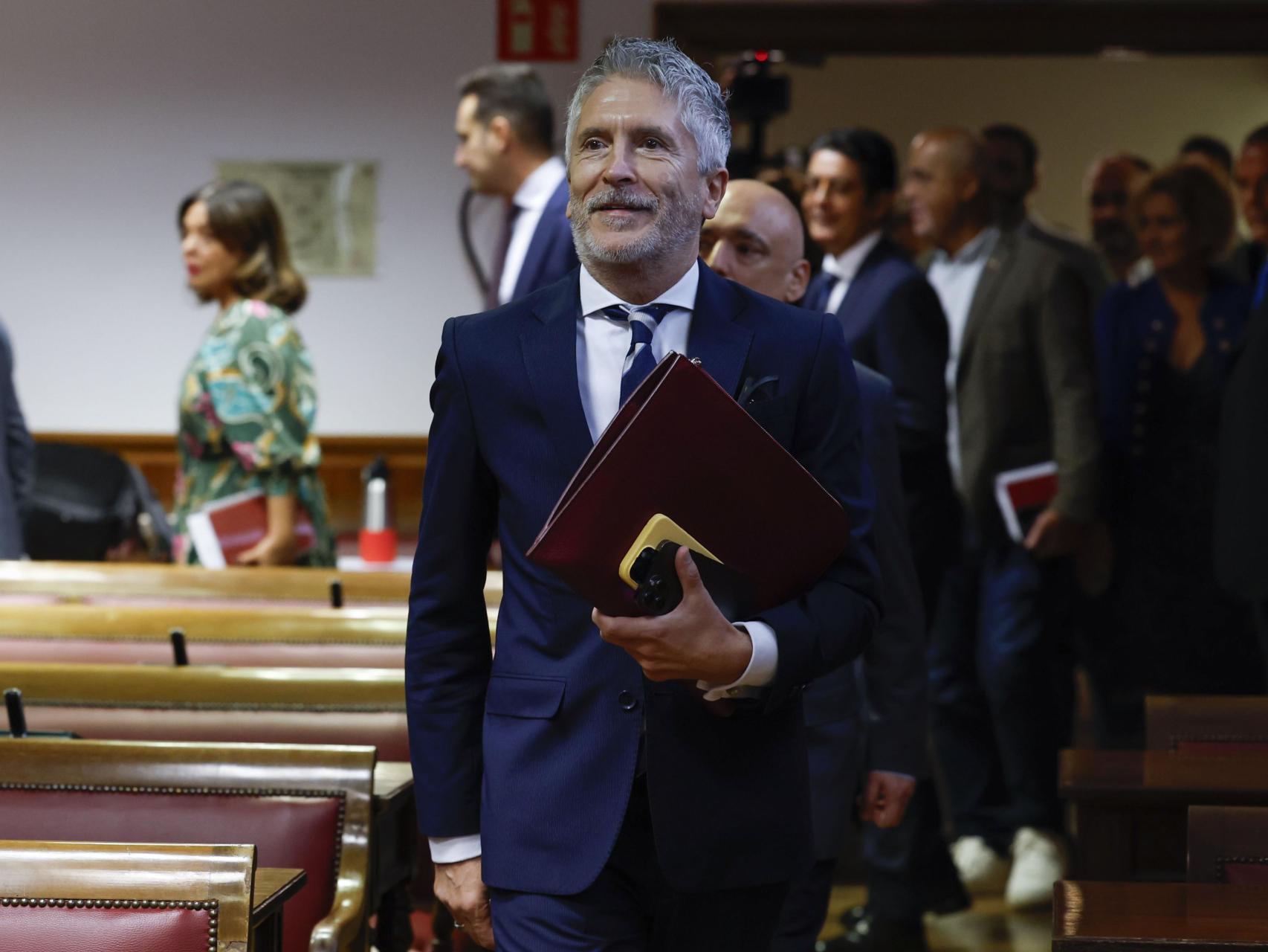 El ministro Marlaska, entrando a la comisión de investigación del Senado.