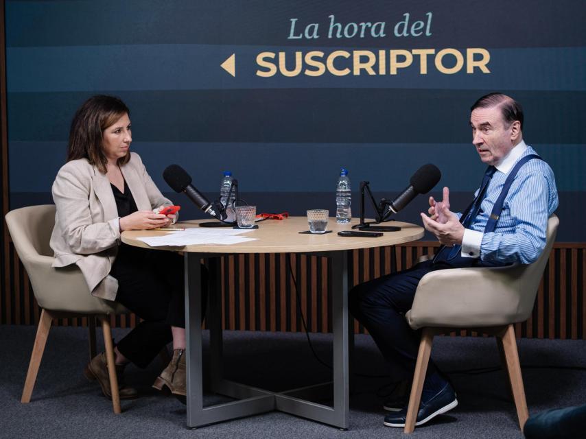 La periodista Puri Beltrán y el director de EL ESPAÑOL, Pedro J. Ramírez, este jueves durante la emisión de La Hora del Suscriptor.