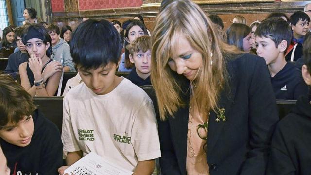 La presidenta del Tribunal Supremo, Isabel Perelló, con los niños asistentes este jueves a la Jornada de Puertas Abiertas./