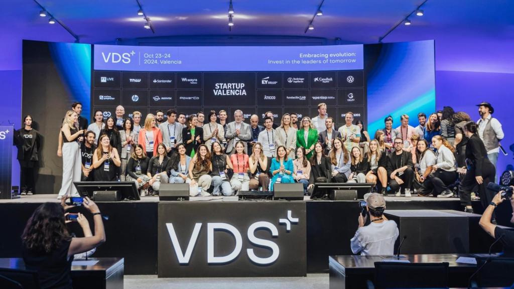 Las startups premiadas, con los responsables del VDS y de Startup Valencia y las autoridades, entre ellas, la ministra de Ciencia, Diana Morant.