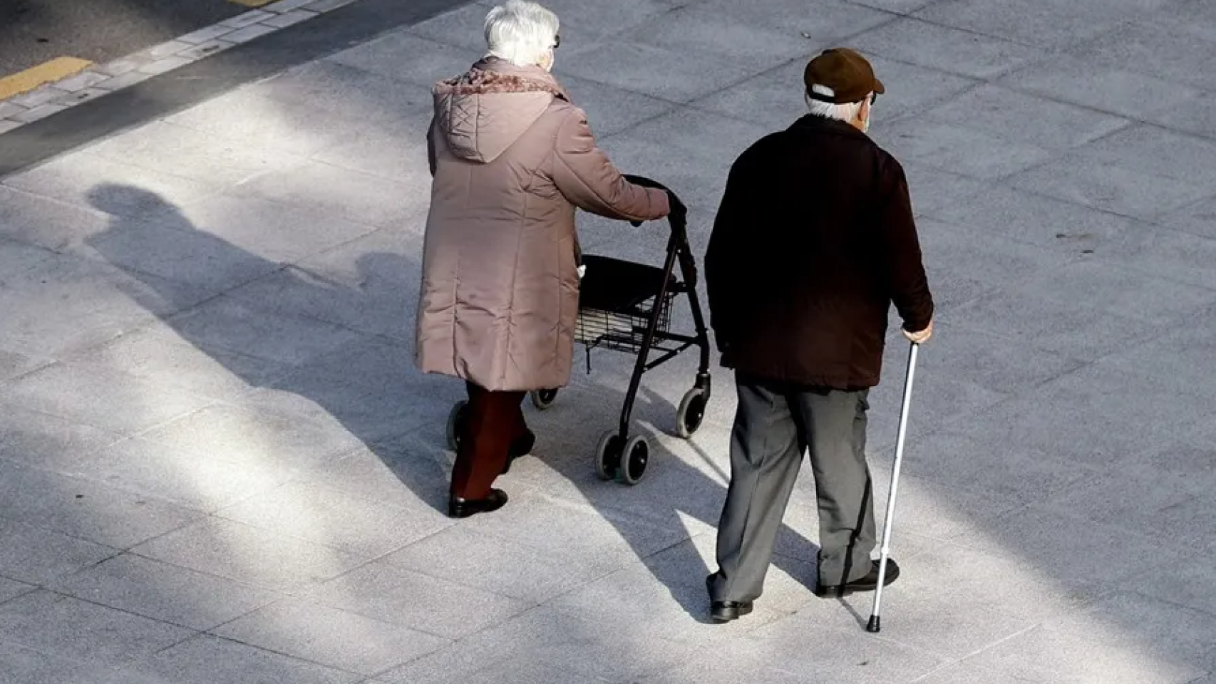 Dos jubilados andando por la calle.