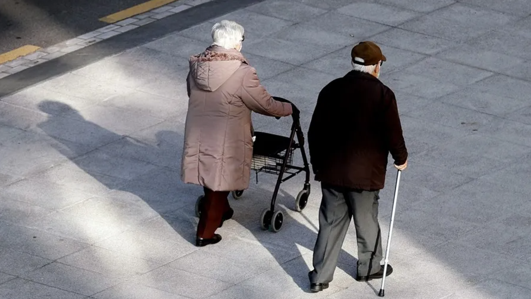 Dos jubilados andando por la calle.