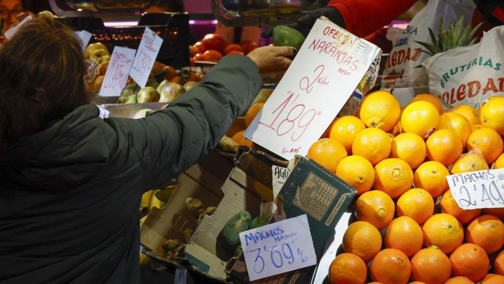 Varias personas haciendo la compra.