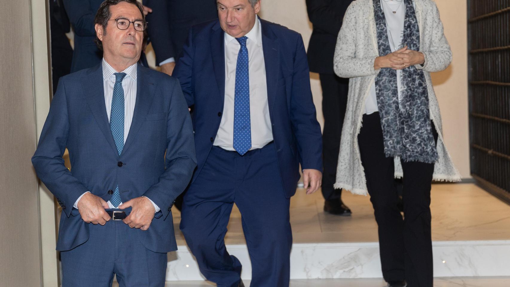 El presidente de la CEOE, Antonio Garamendi (i), y el ministro de Industria y Turismo, Jordi Hereu (c), a su llegada a la Asamblea General 2024 de la Federación Empresarial de la Industria Química Española (FEIQUE), en el Auditorio El Beatriz Madrid, el 24 de octubre de 2024, en Madrid.