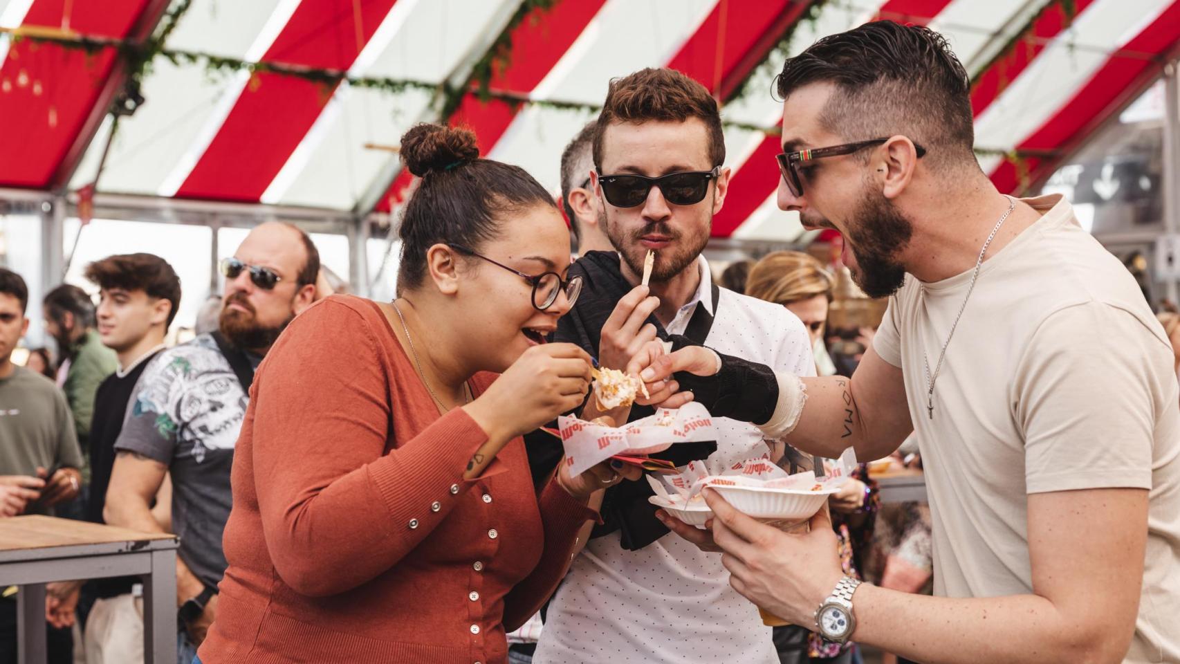 Personas disfrutando del Bravas Fest.