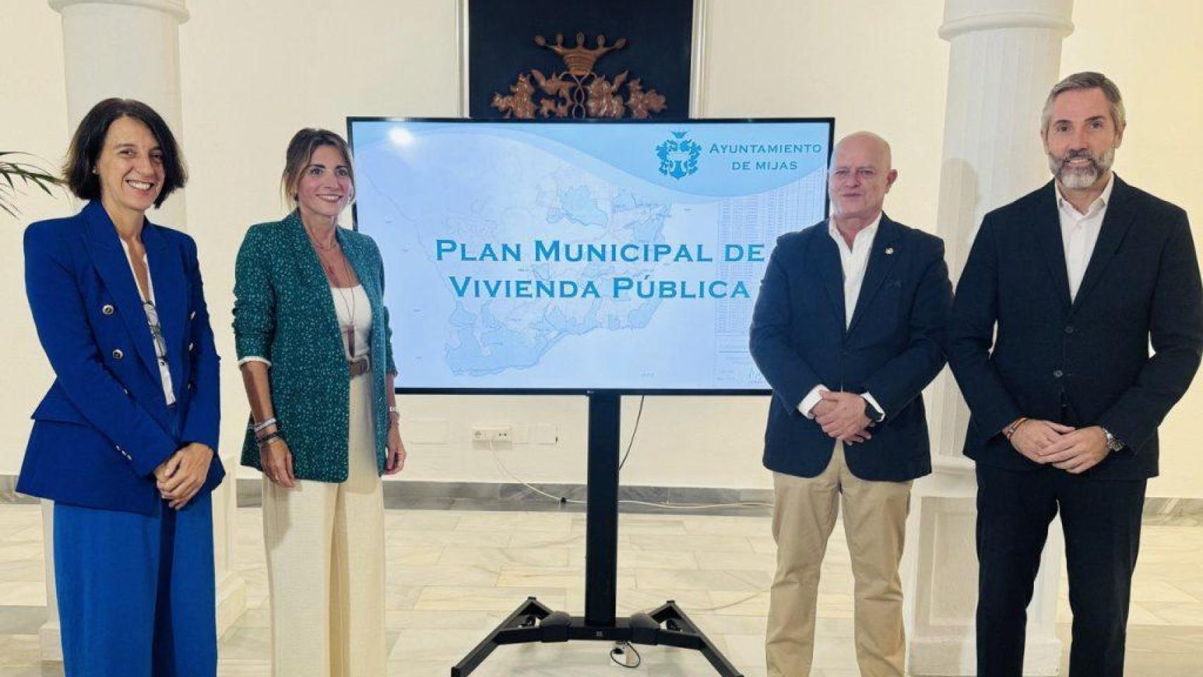 La alcaldesa de Mijas, junto a los tenientes de alcalde y la edil de Urbanismo presentando el Plan de Vivienda.