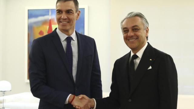 El presidente Pedro Sánchez junto a Luca de Meo, presidente de los fabricantes europeos de vehículos ACEA.