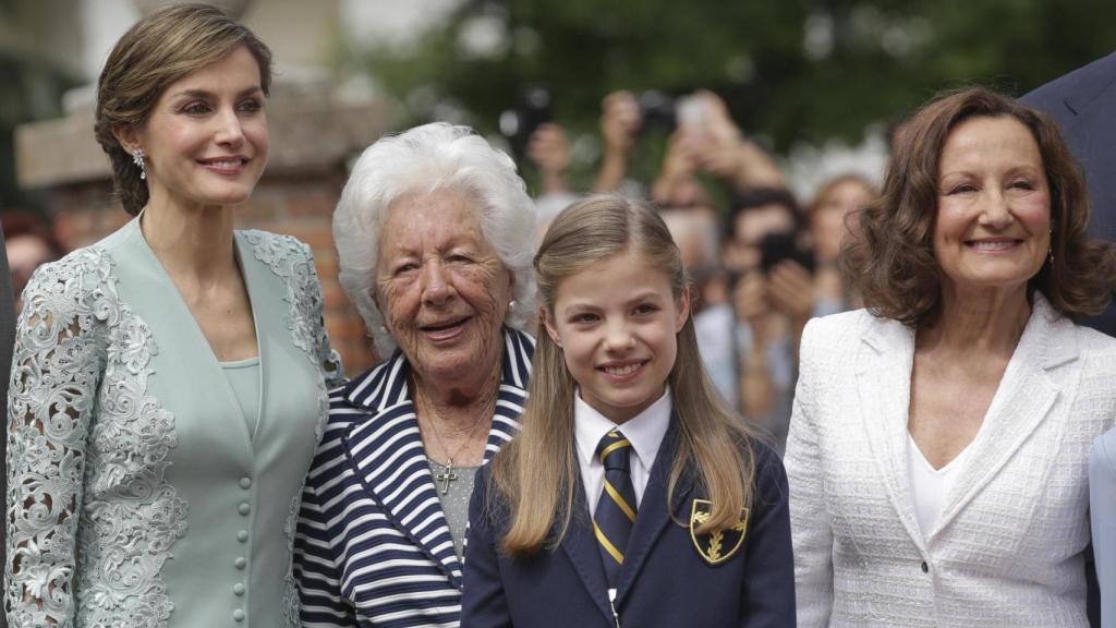 Mechu del Valle en 2017, en la comunión de la infanta Sofía, junto a Letizia y a Paloma Rocasolano.