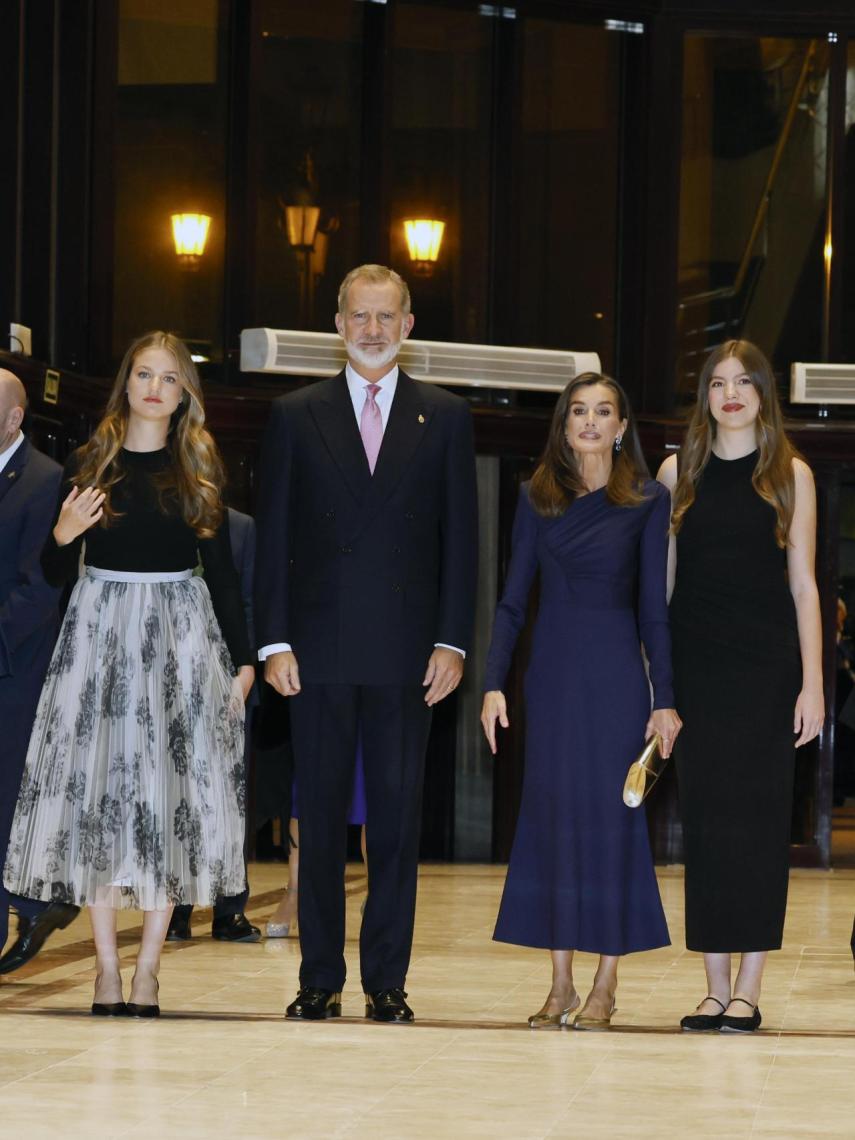 Sofía, muy discreta de negro con zapato plano, posa con los Reyes y Leonor.