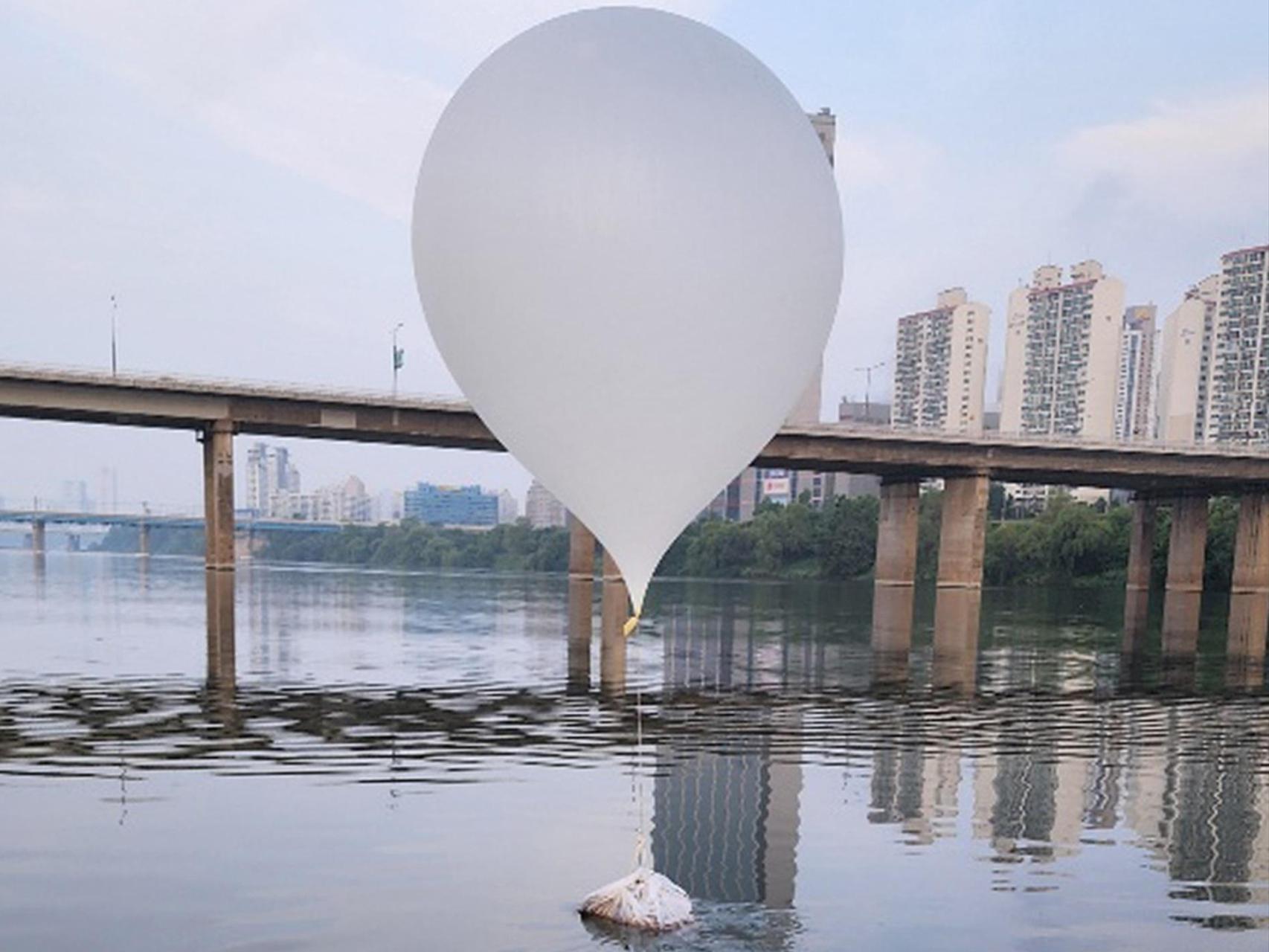 Uno de los globos con desechos enviados por Corea del Norte a Corea del Sur.