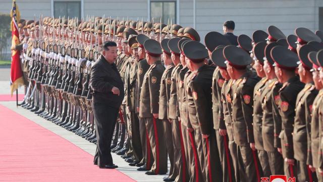 Kim Jong-un pasa revista a los soldados en el cuartel general del Segundo Cuerpo del ejército norcoreano.