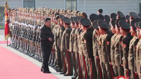 Kim Jong-un pasa revista a los soldados en el cuartel general del Segundo Cuerpo del ejército norcoreano.