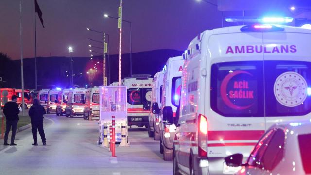 Ambulancias a la entrada de la sede de la compañía turca TUSAS en Ankara.