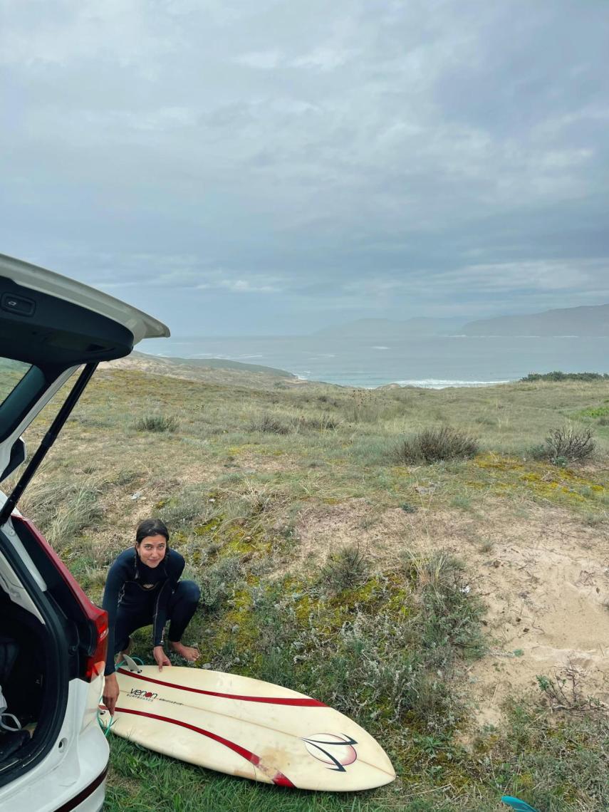 Julia surfeando en Valdoviño.