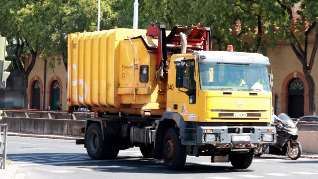 Un camión de Lipasam circula por las calles de Sevilla.