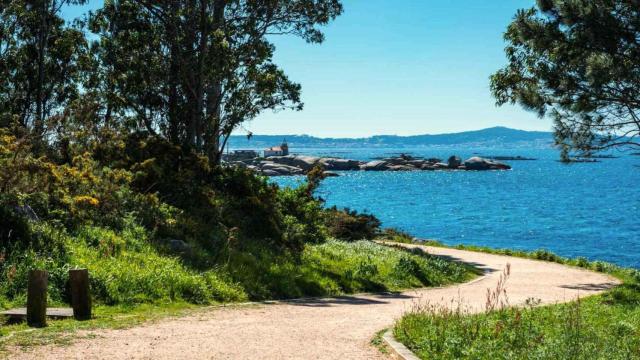 Paseo litoral en la Illa de Arousa, cerca de la playa do Naso