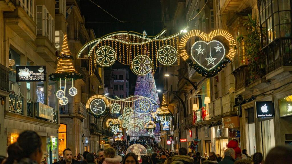 La calle del Príncipe iluminada durante la Navidad.