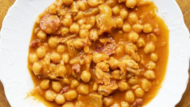 Callos a la gallega con garbanzos.