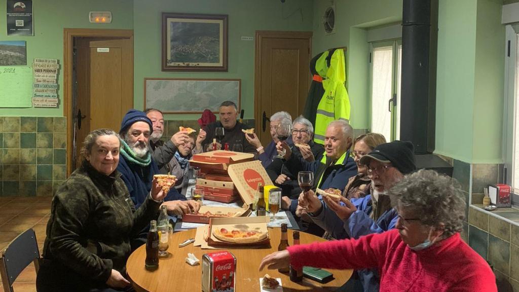 Los vecinos de Horcajo de la Ribera disfrutan en el bar del pueblo